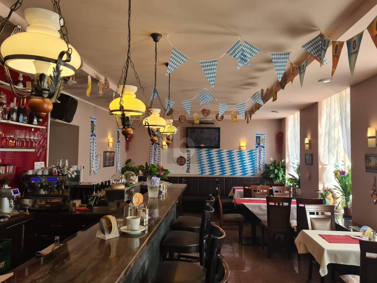Gastronomielokal mit grünem Schanigarten Wohnung