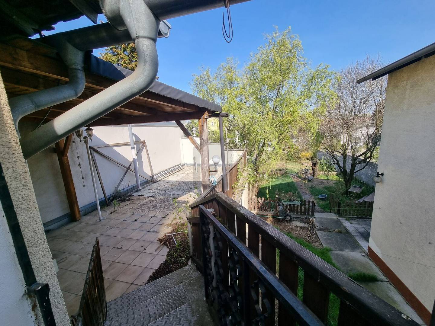 Investment apartment on large plot with garden