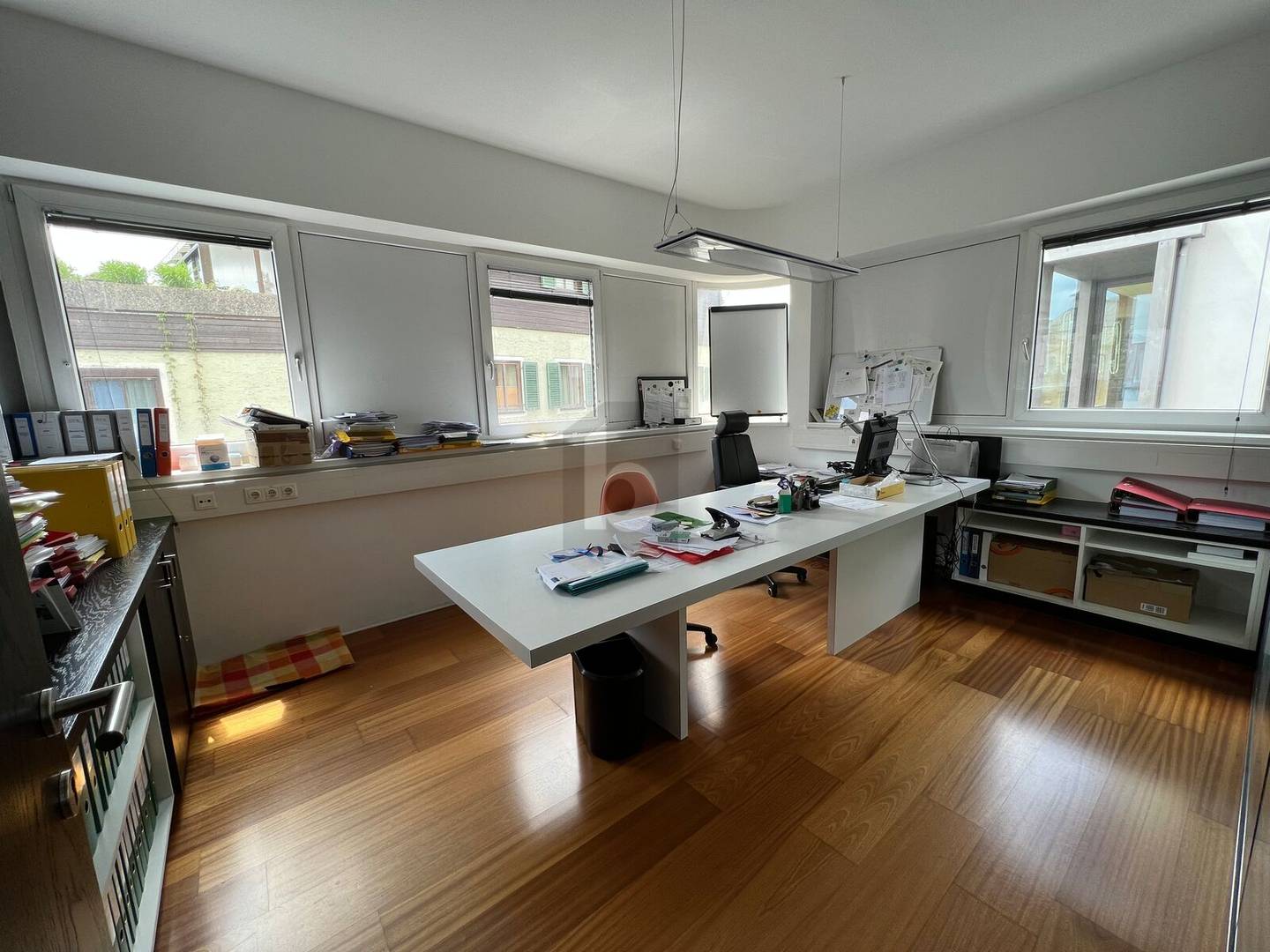 Bright centrally located office with parking Wohnung