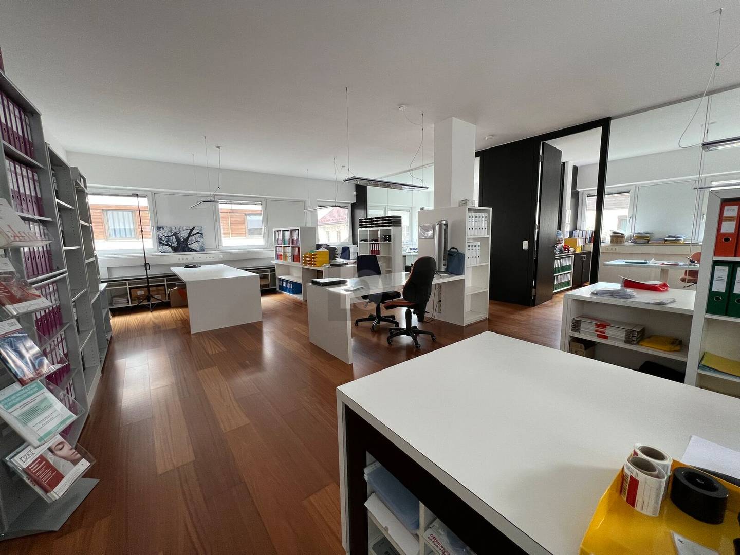 Bright centrally located office with parking Wohnung