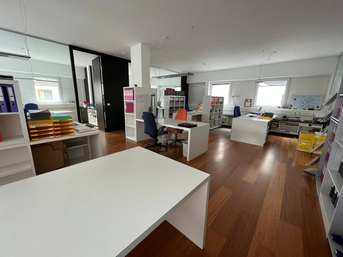 Bright centrally located office with parking Wohnung