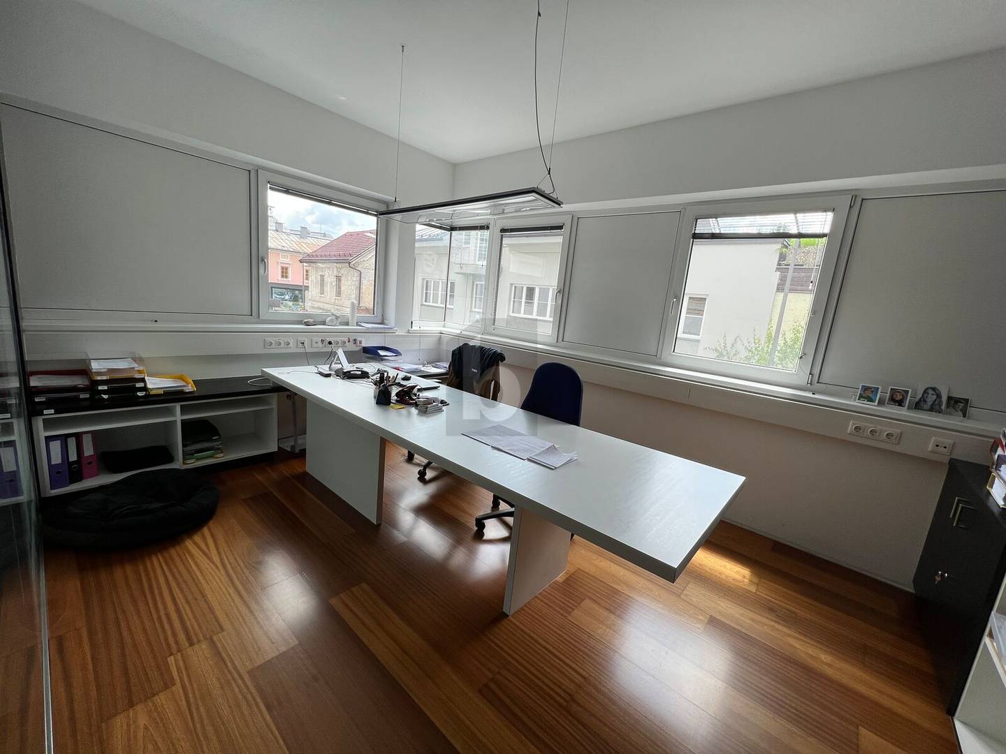 Bright centrally located office with parking Wohnung