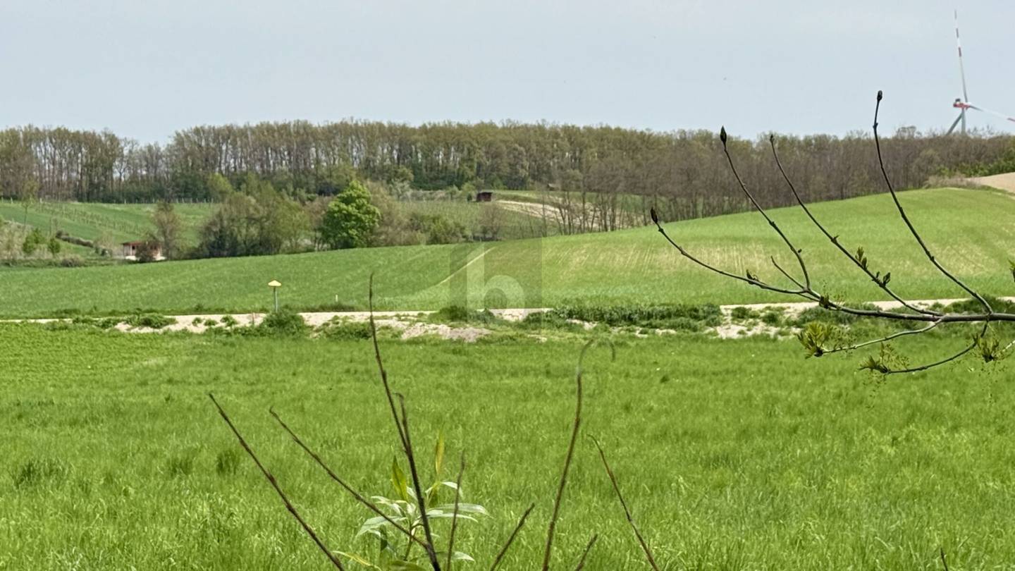 Sonnige Freizeitfläche außerhalb der Siedlung Wohnung