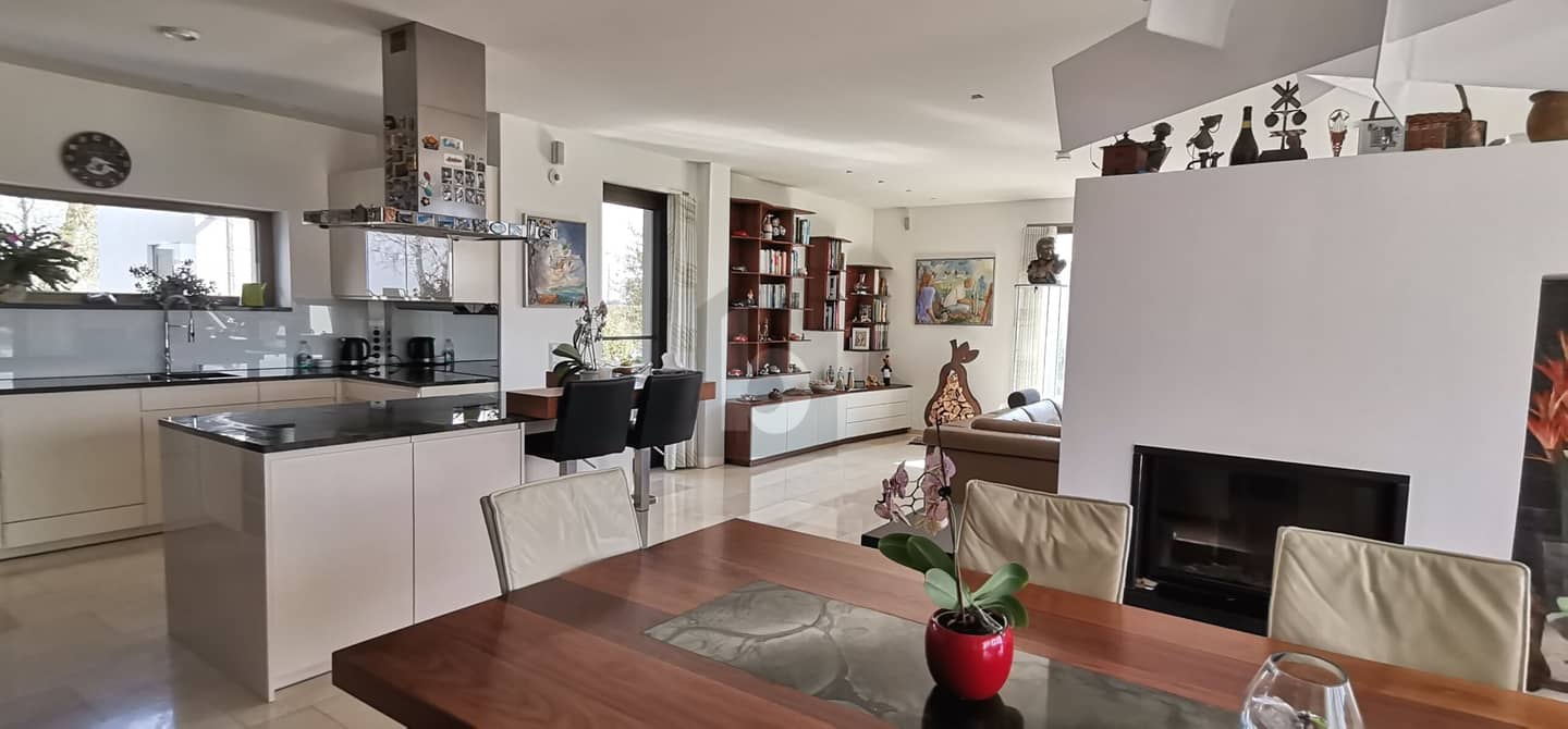 Light filled apartment by private lake with roof terraces
