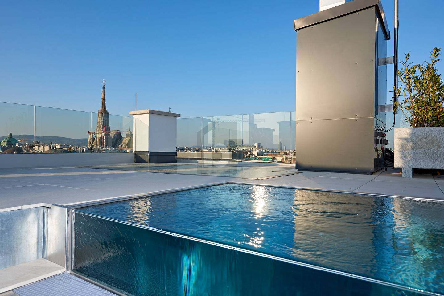 Lichtdurchflutetes Penthouse mit Pool und Concierge