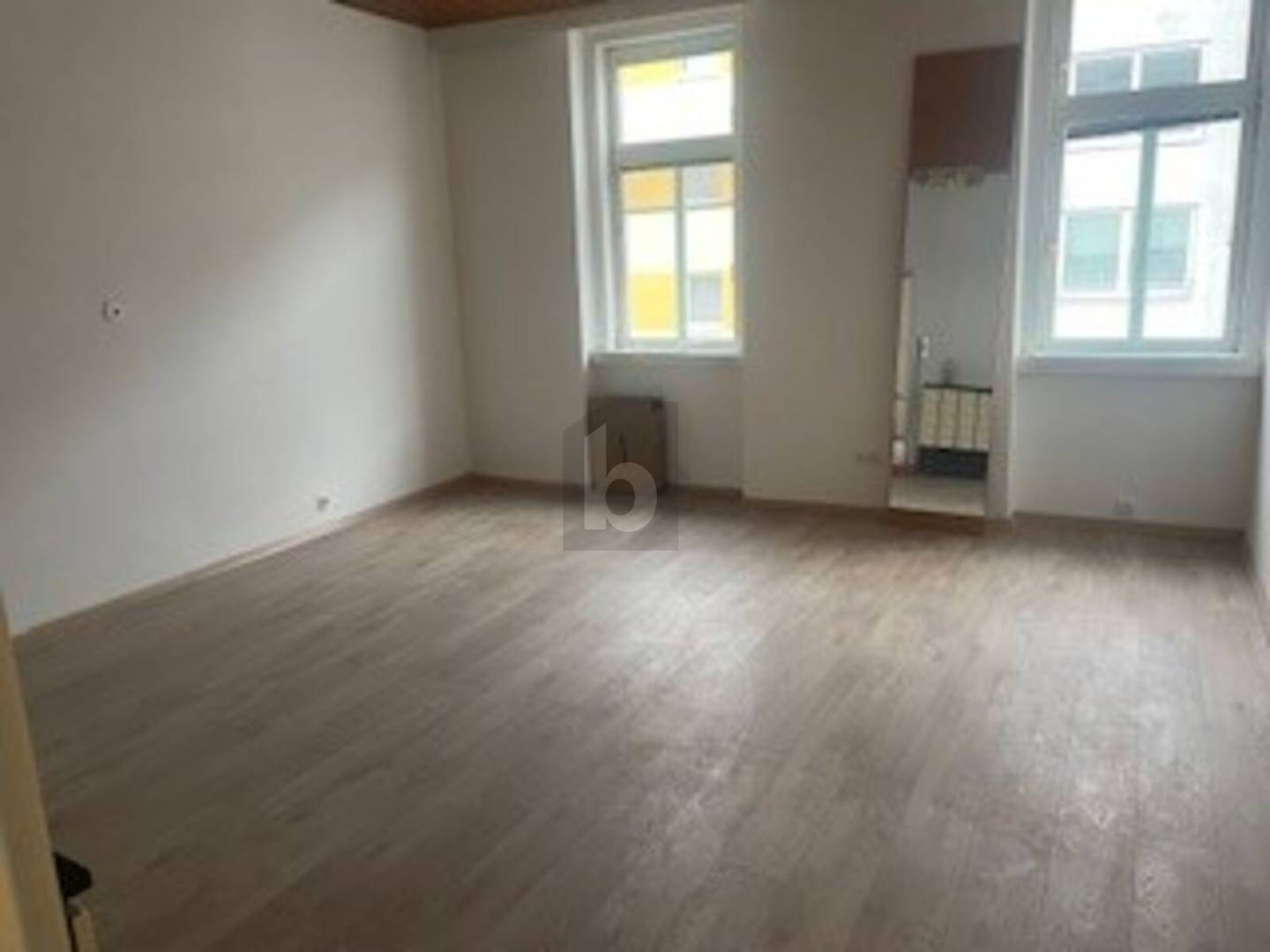 Helle Altbauwohnung mit hohen Decken in zentraler Lage