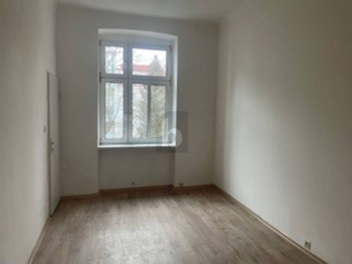 Helle Altbauwohnung mit hohen Decken in zentraler Lage