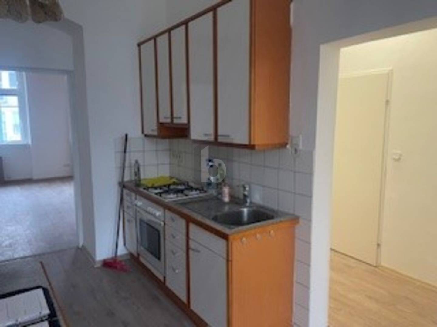 Helle Altbauwohnung mit hohen Decken in zentraler Lage