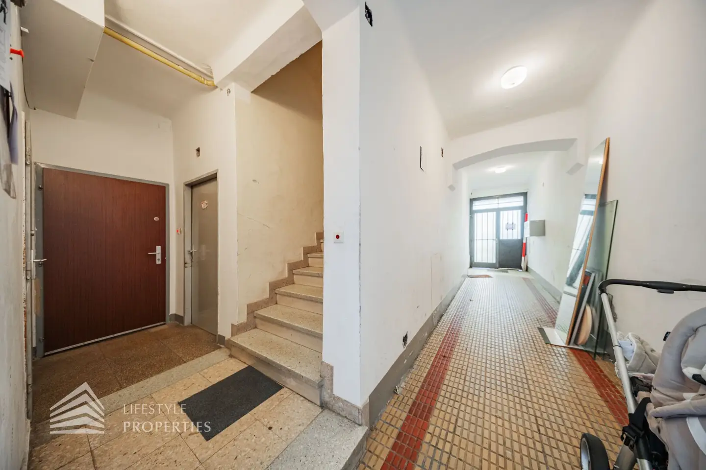 Renovation-required rental house near Meidling train station with an existing studyhinhalt? No, keep proper names unchanged? The instruction says keep proper names unchanged and translate descriptive words.
