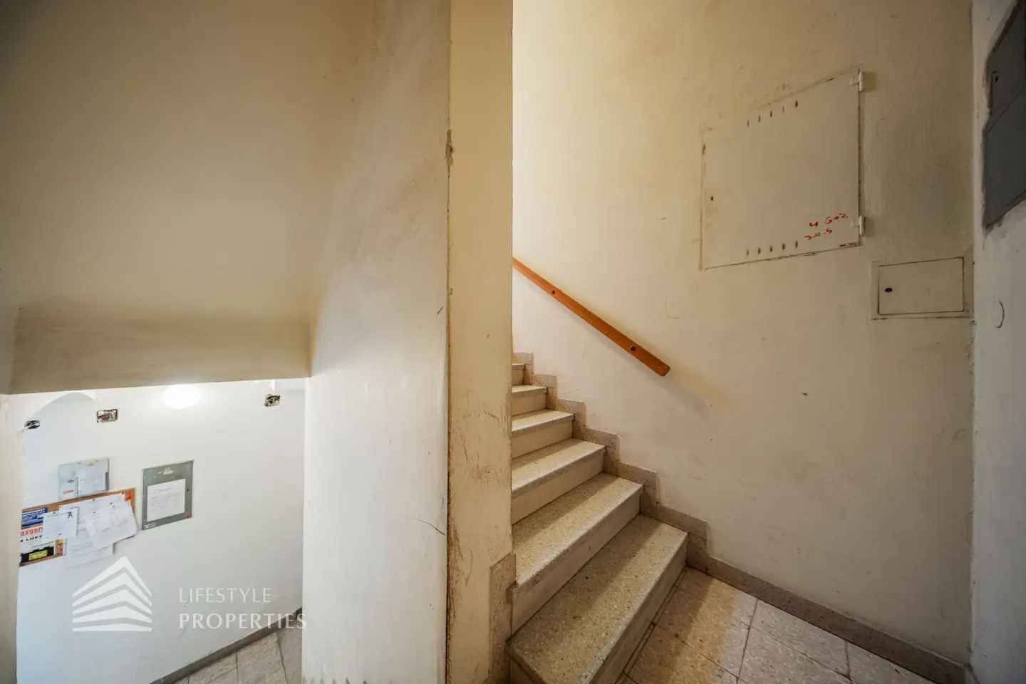 Renovation-required rental house near Meidling train station with an existing studyhinhalt? No, keep proper names unchanged? The instruction says keep proper names unchanged and translate descriptive words.