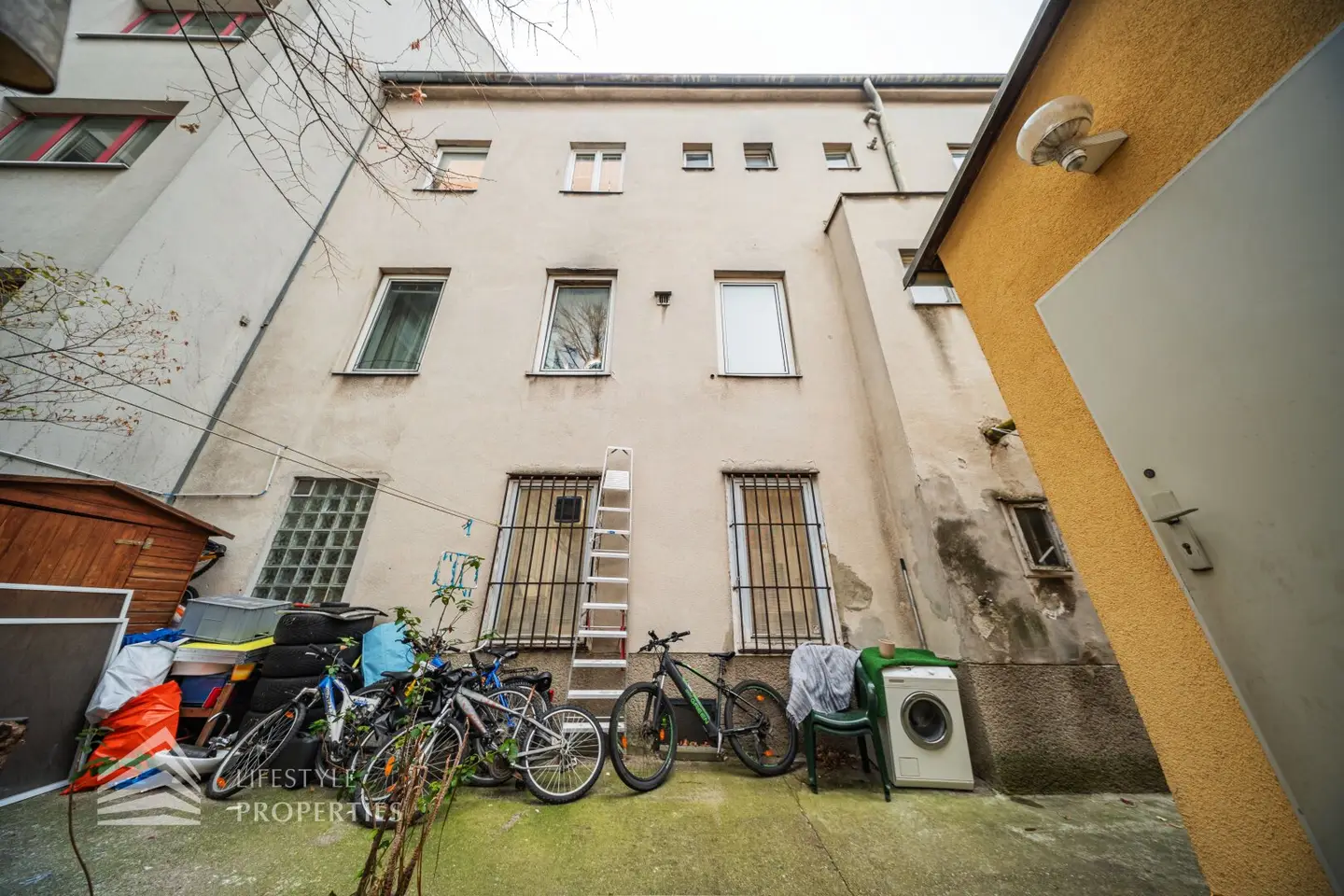 Renovation-required rental house near Meidling train station with an existing studyhinhalt? No, keep proper names unchanged? The instruction says keep proper names unchanged and translate descriptive words.