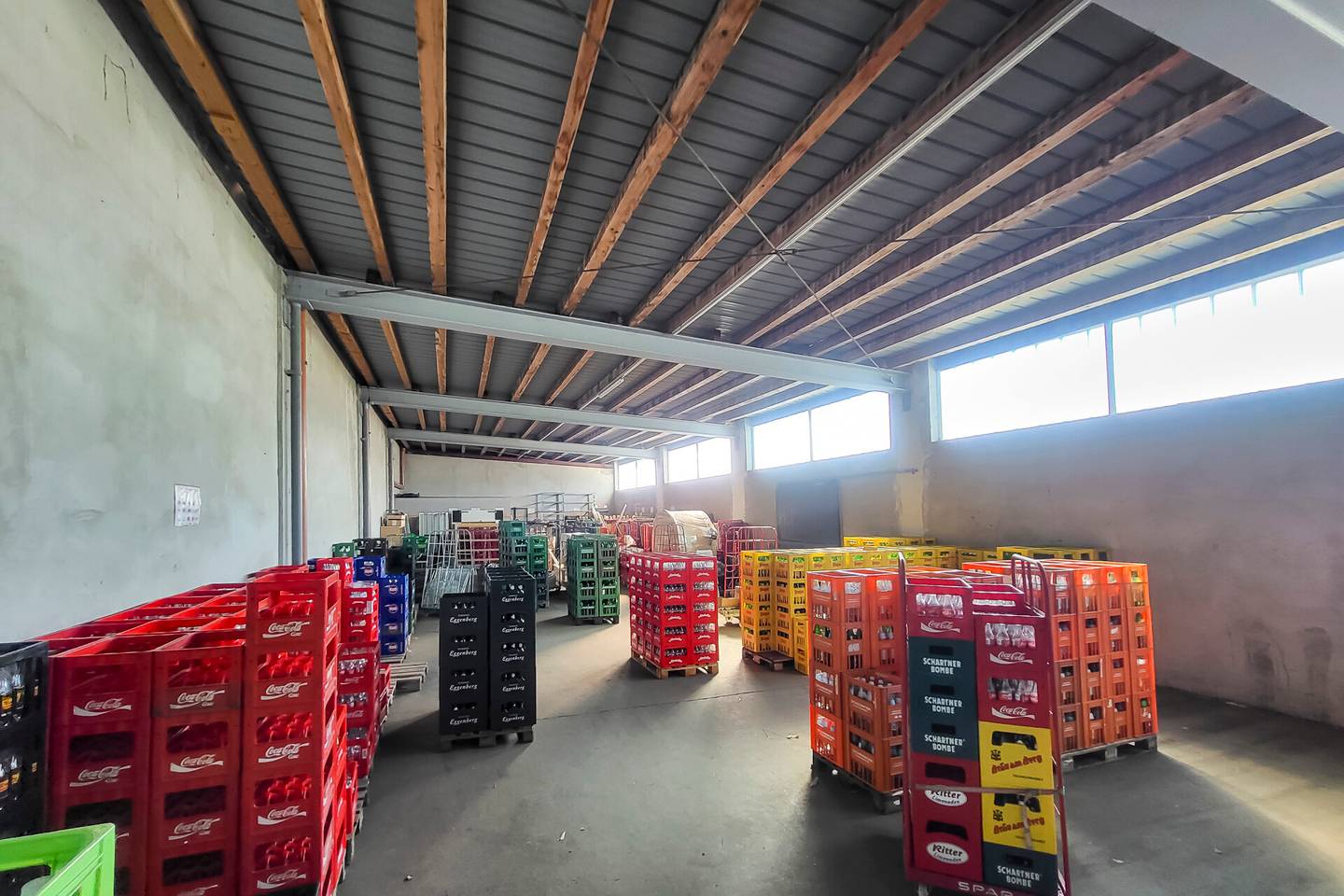 Lagerhalle mit Büros an der B1