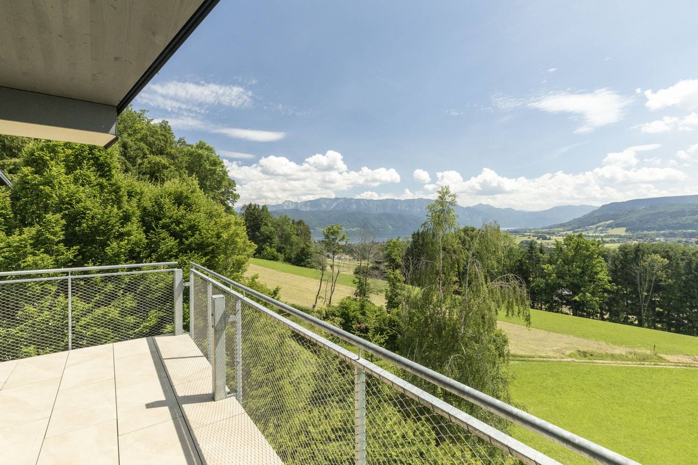 Top floor apartment lake view terrace parking