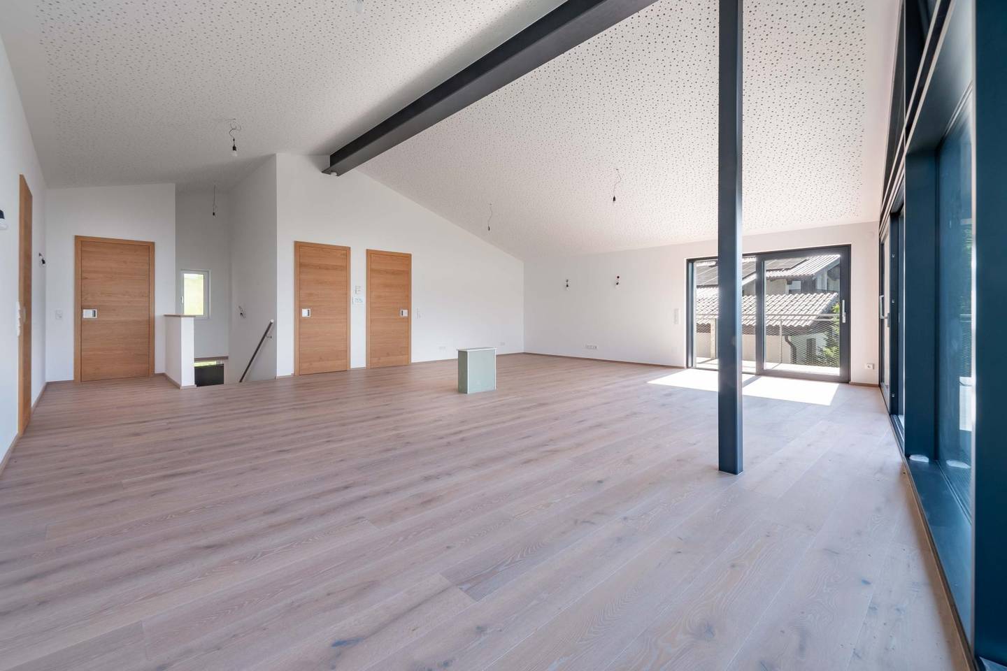 Top floor apartment lake view terrace parking