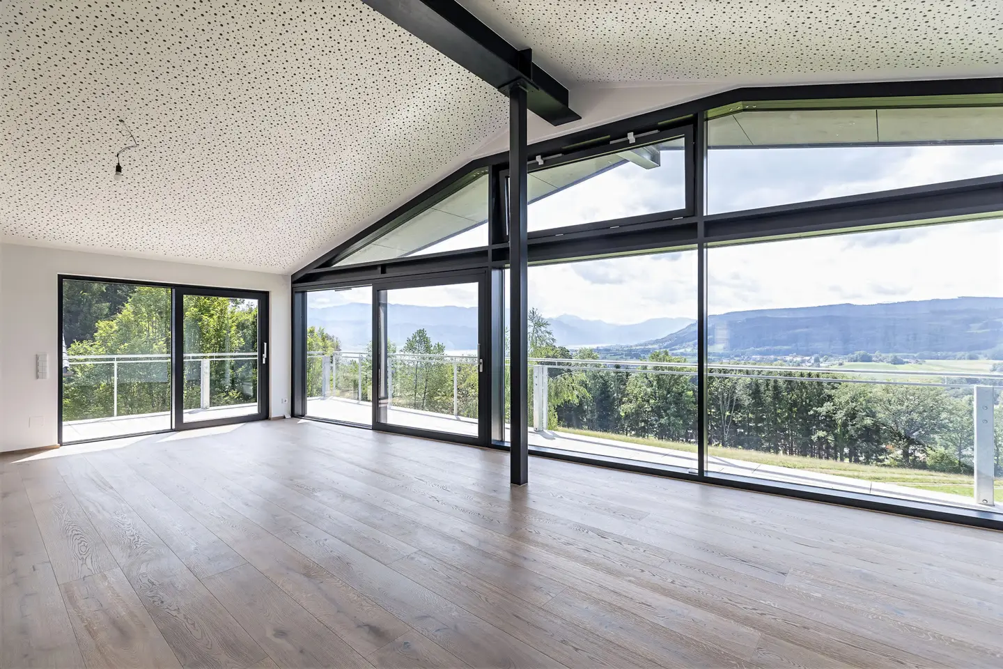 Top floor apartment lake view terrace parking