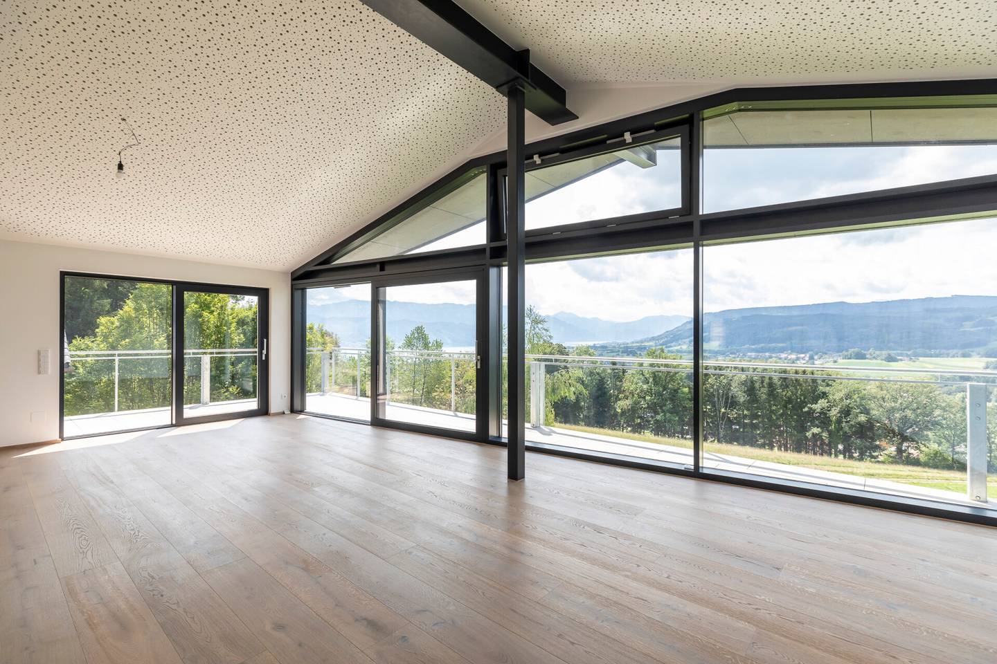 Top floor apartment lake view terrace parking