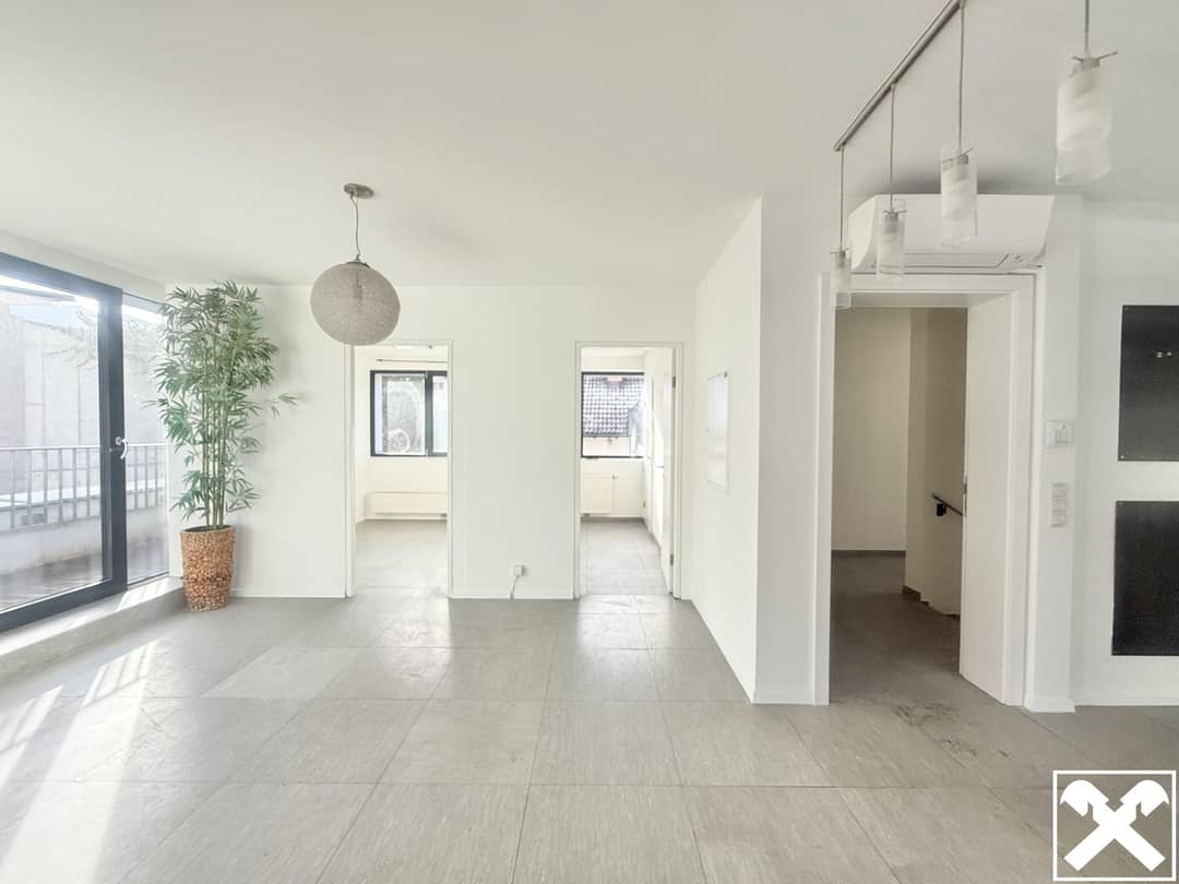 Lichtdurchflutetes Büro in modernem Gebäude