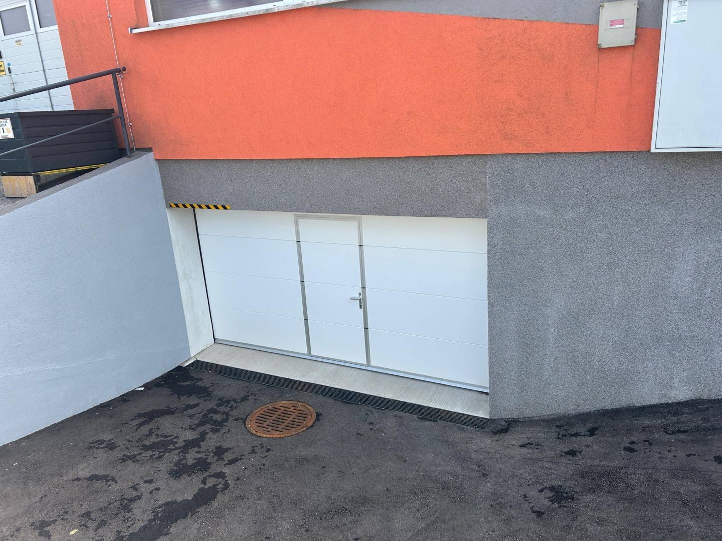 Garage / Kellerfläche/Lager    ideal für  Parken von Oldtimern etc.