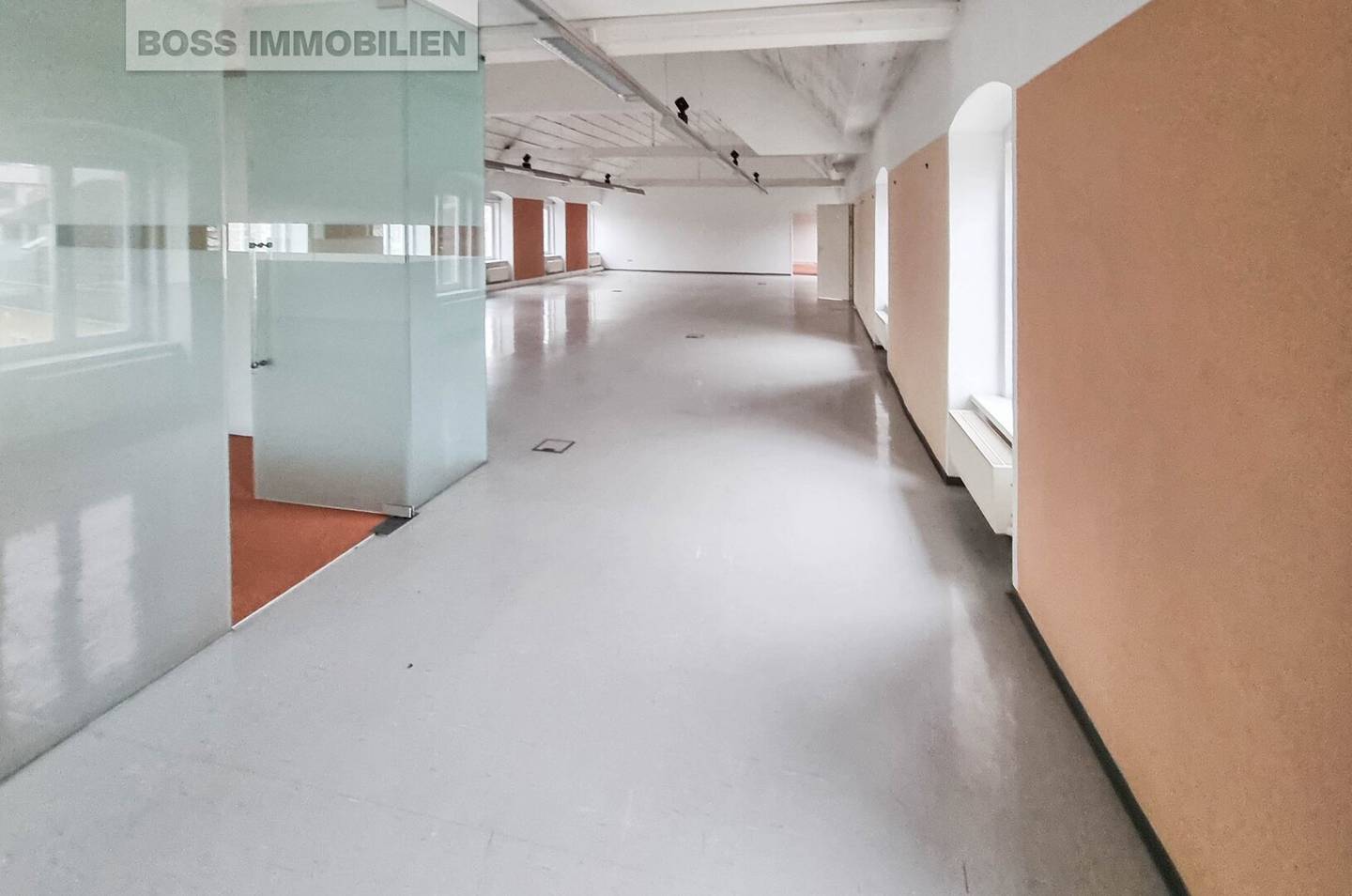 Large office space with special charm up to 4.6 m room height