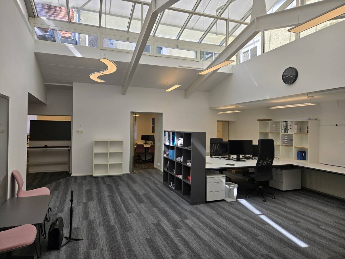 Neu sanierte Büro- / Praxisräume sehr zentral gelegen