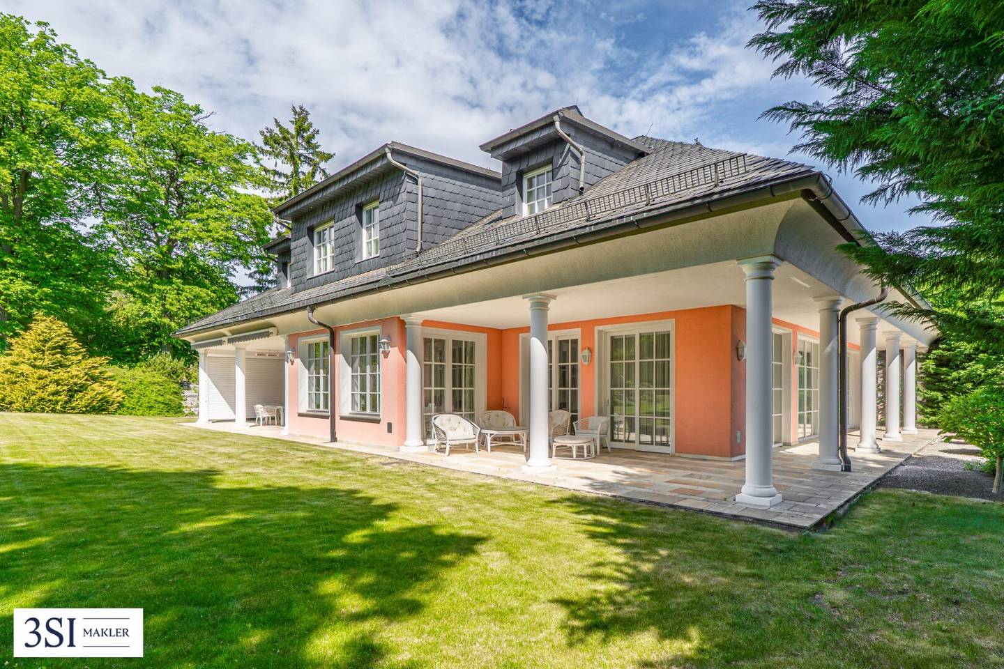 Luxurious villa in Gießhübl: stylish living with pool and a dreamlike garden