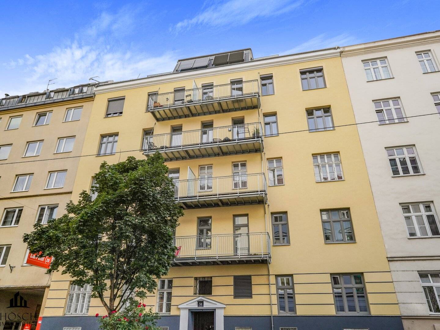 Renovated apartment with lift near Danube Canal