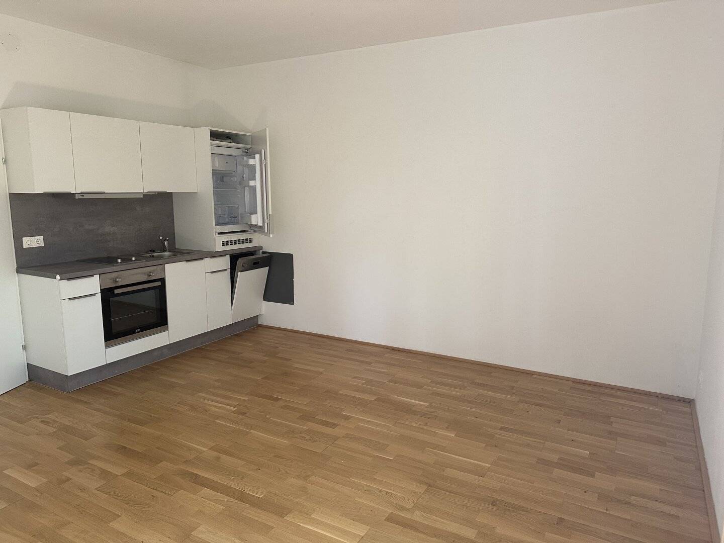 Sunny apartment near center and the train station in only 16 minutes by S Bahn to U6 Wien Meidling