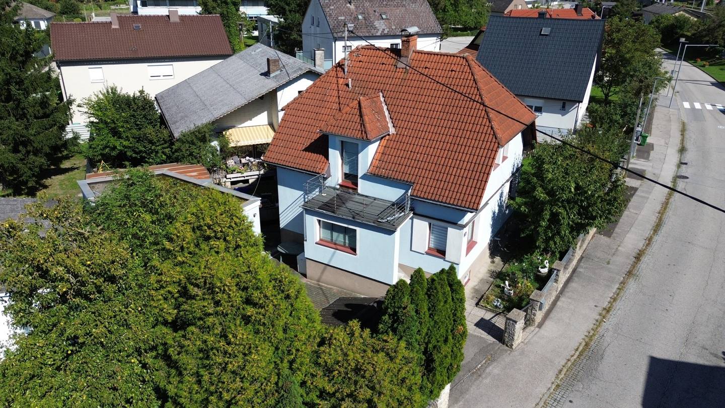 Kompaktes Wohnhaus mit Keller in Bahnhofsnähe    4 Schlafzimmeri