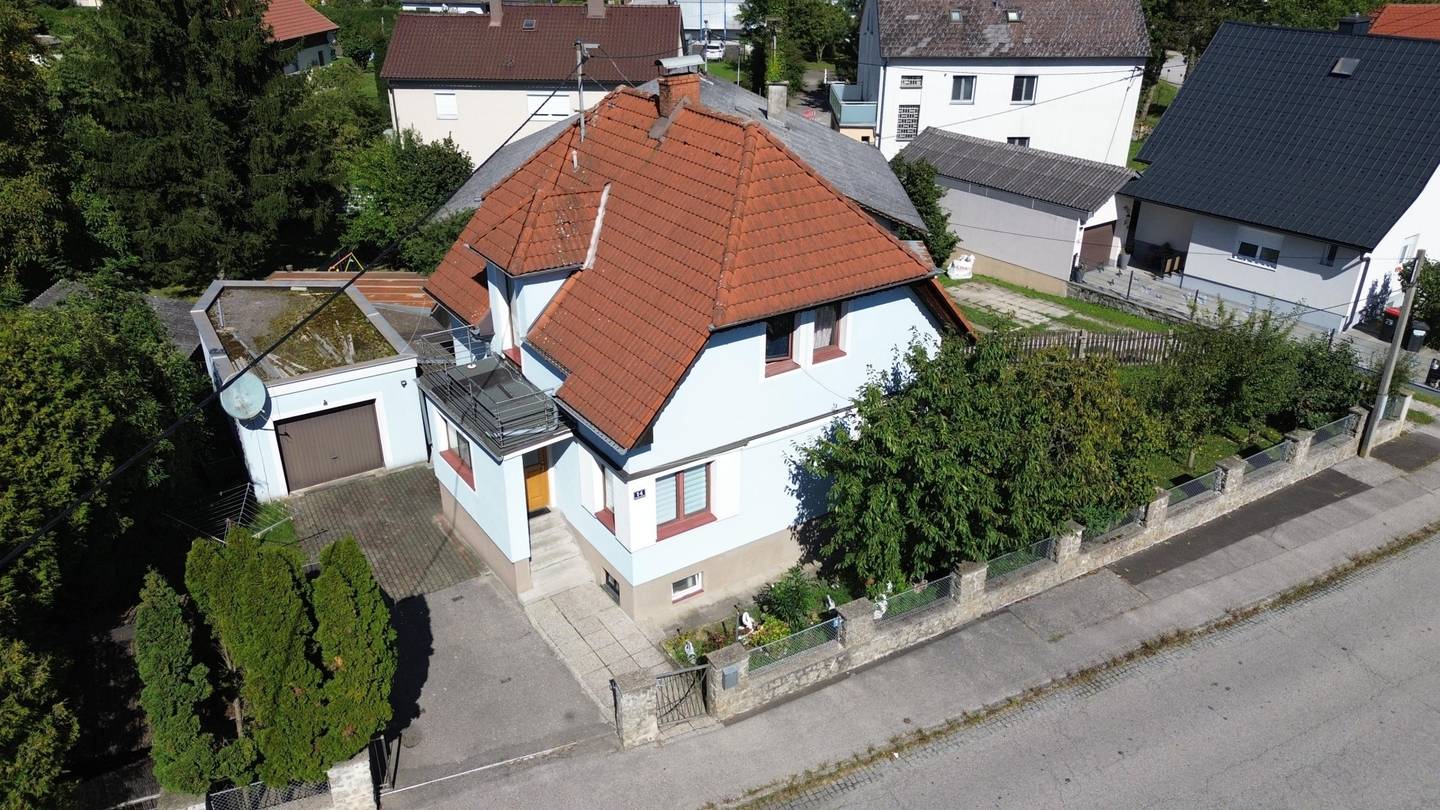Kompaktes Wohnhaus mit Keller in Bahnhofsnähe    4 Schlafzimmeri
