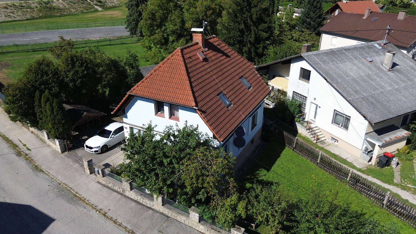 Kompaktes Wohnhaus mit Keller in Bahnhofsnähe    4 Schlafzimmeri