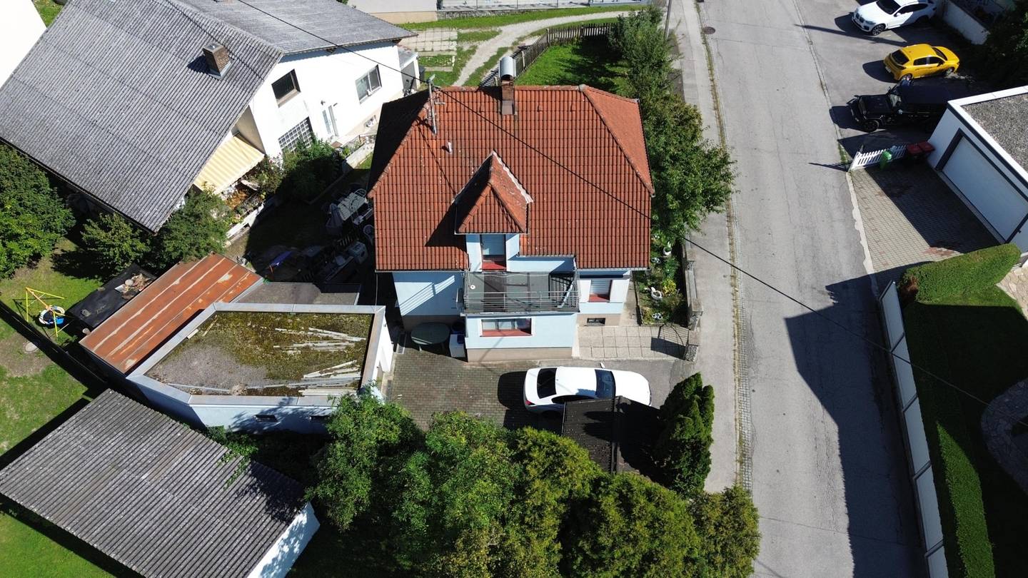 Kompaktes Wohnhaus mit Keller in Bahnhofsnähe    4 Schlafzimmeri