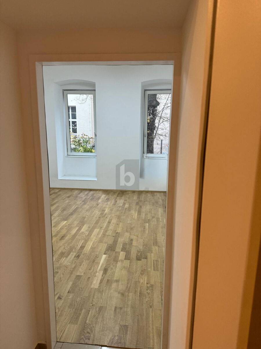 Garden facing Erdgeschosswohnung with floor to ceiling windows
