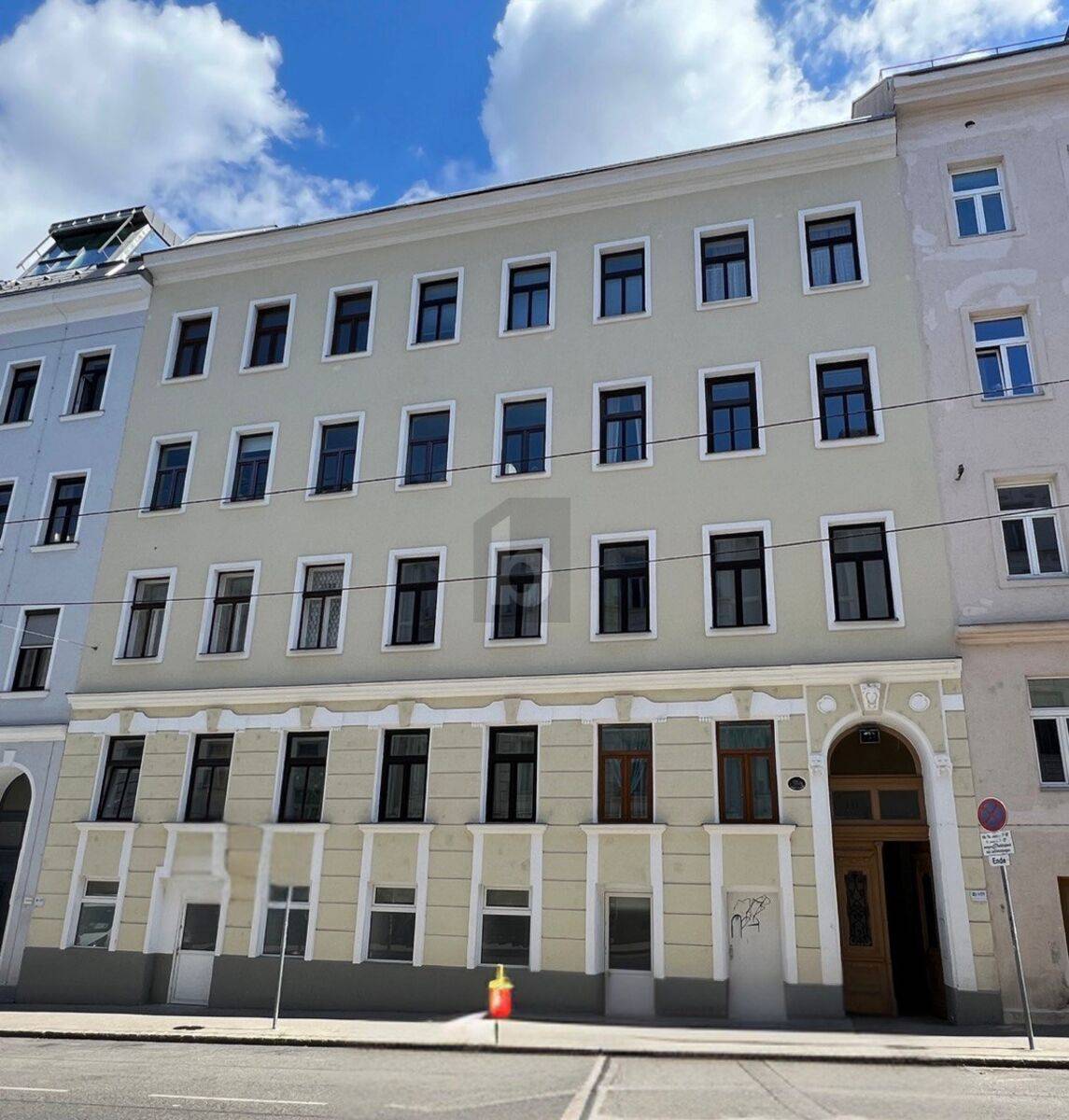 Garden facing Erdgeschosswohnung with floor to ceiling windows