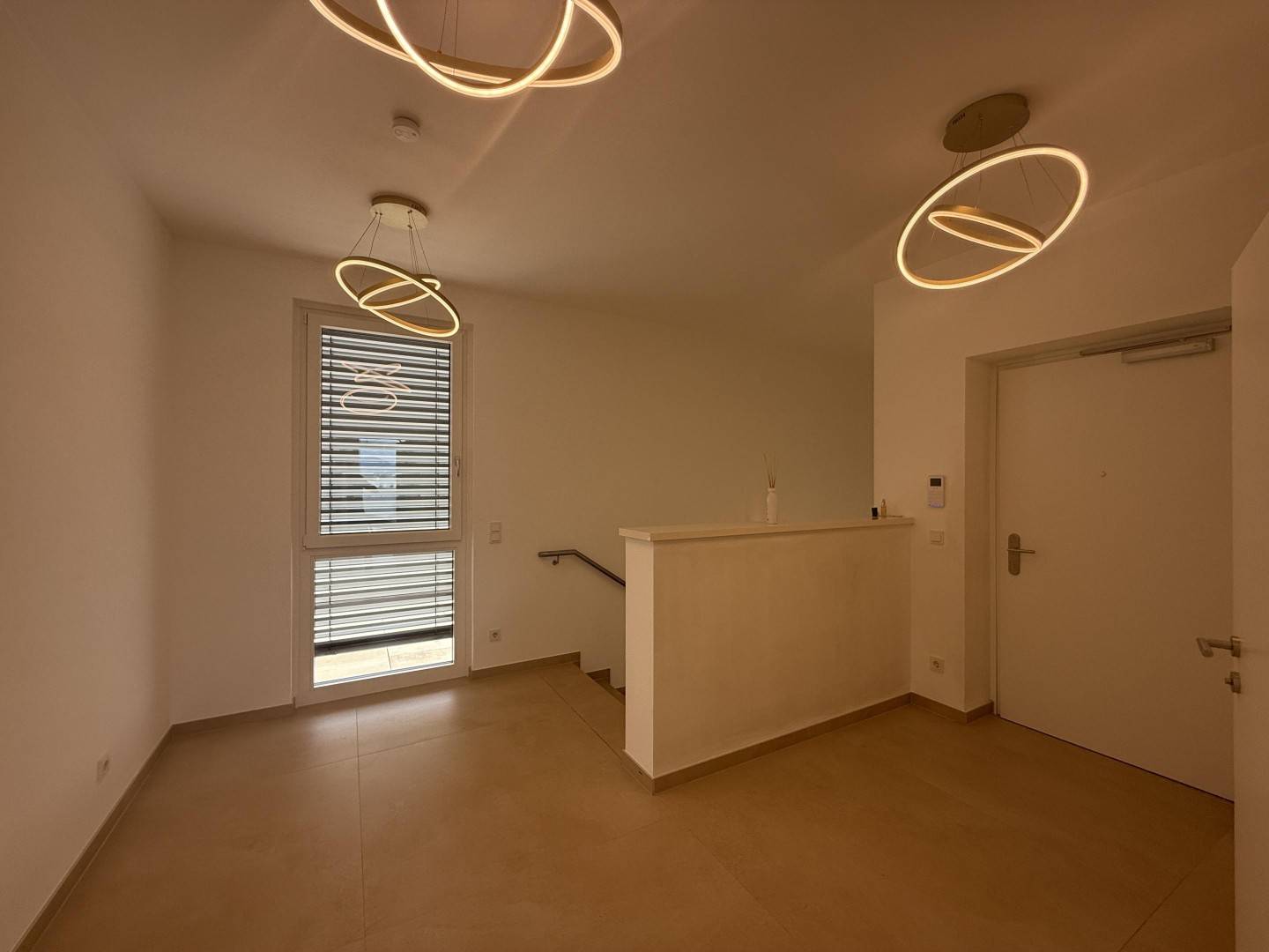 Luxus Penthouse mit Outdoor-Jacuzzi wird komplett möbliert vermietet // Luxury penthouse with outdoor Jacuzzi available for rent, fully furnished //