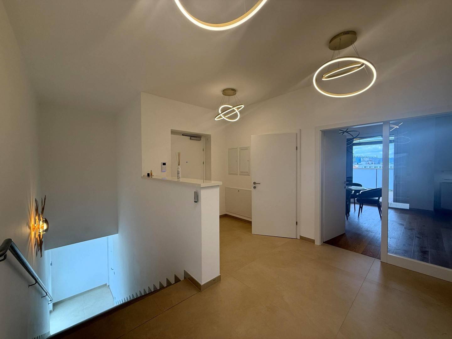 Luxus Penthouse mit Outdoor-Jacuzzi wird komplett möbliert vermietet // Luxury penthouse with outdoor Jacuzzi available for rent, fully furnished //