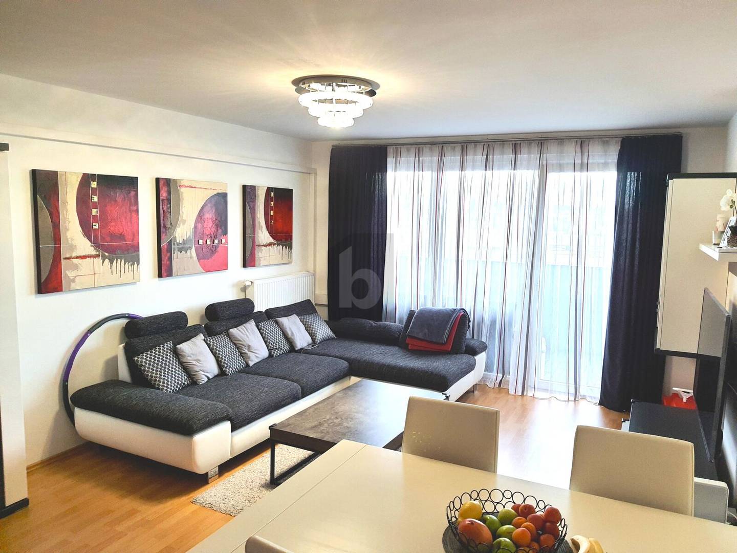 Modern Wohnung with direct U Bahn connection and shopping center in house