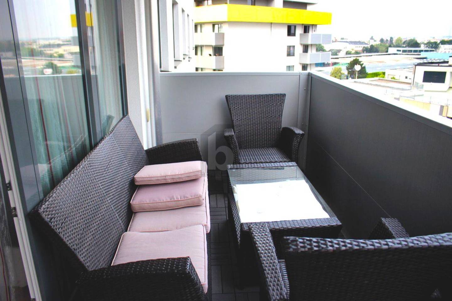 Modern Wohnung with direct U Bahn connection and shopping center in house
