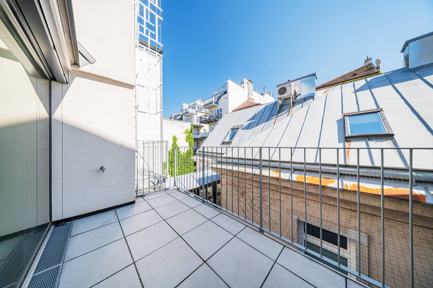 hofseitige Terrasse