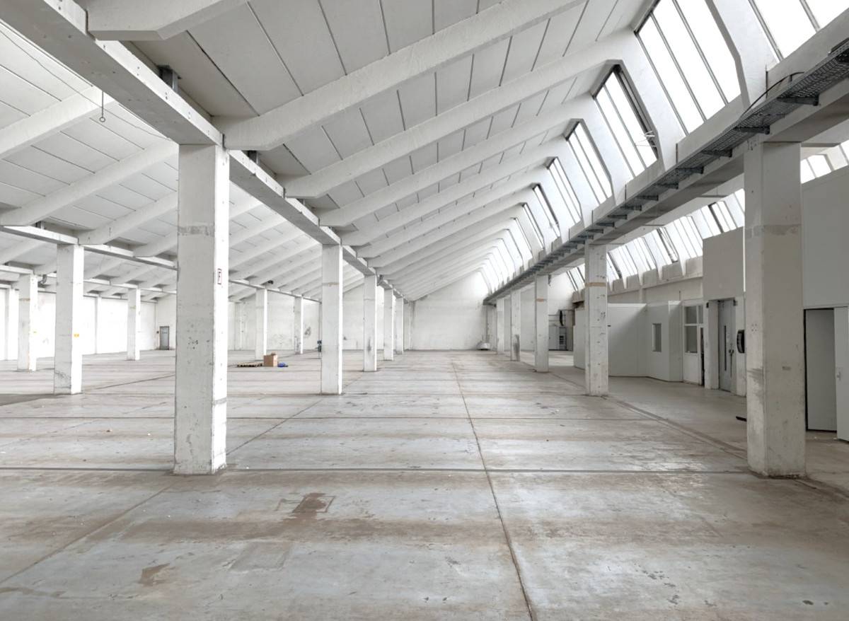 Loft apartment showroom and storage space with parking