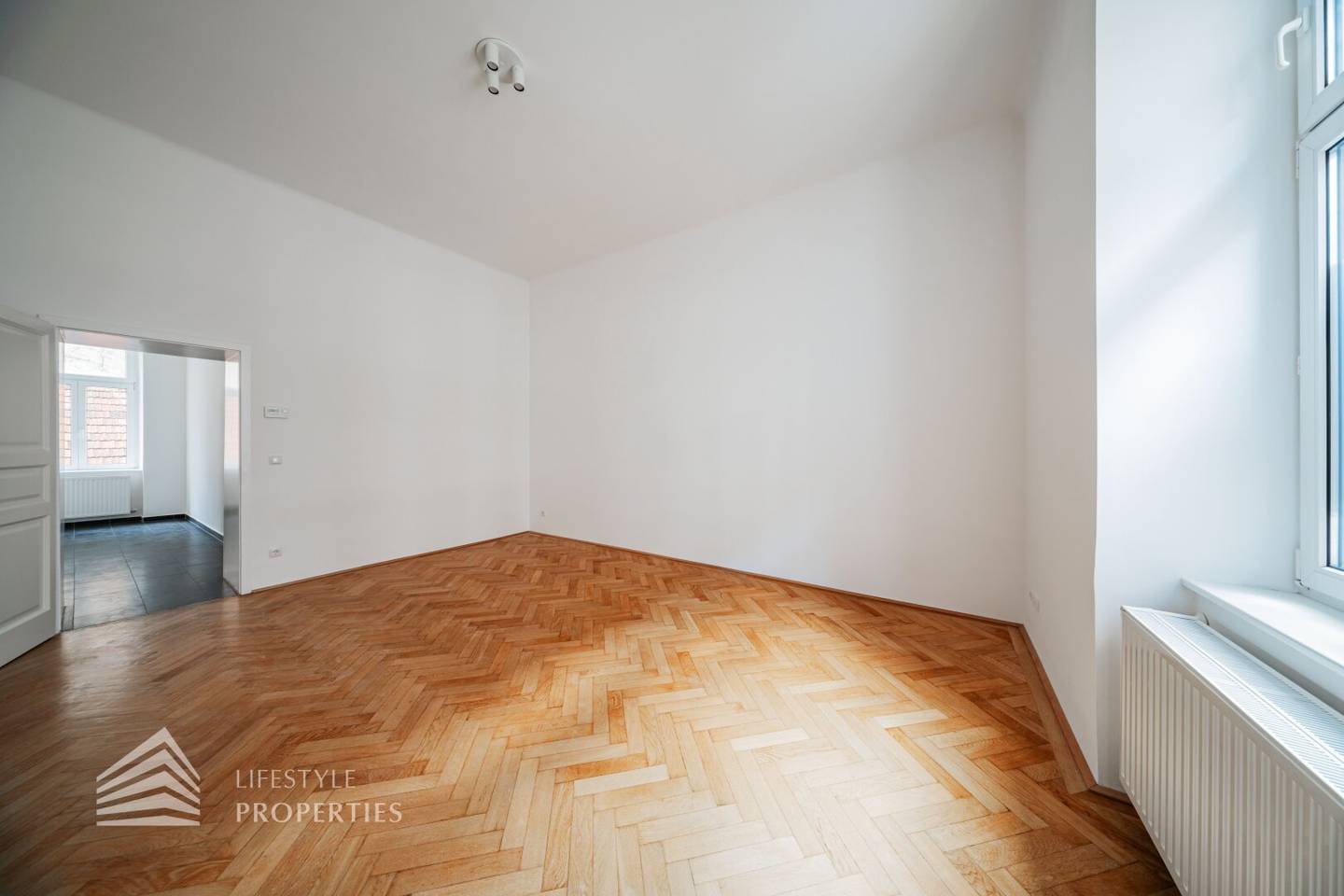 Helle Stilaltbauwohnung mit Lift