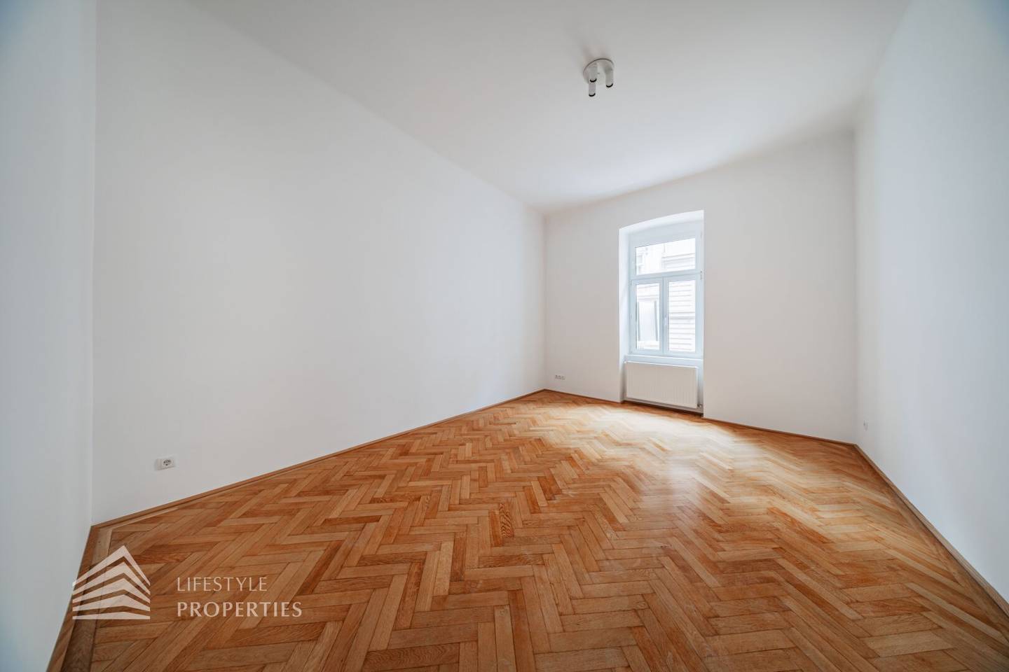 Helle Stilaltbauwohnung mit Lift