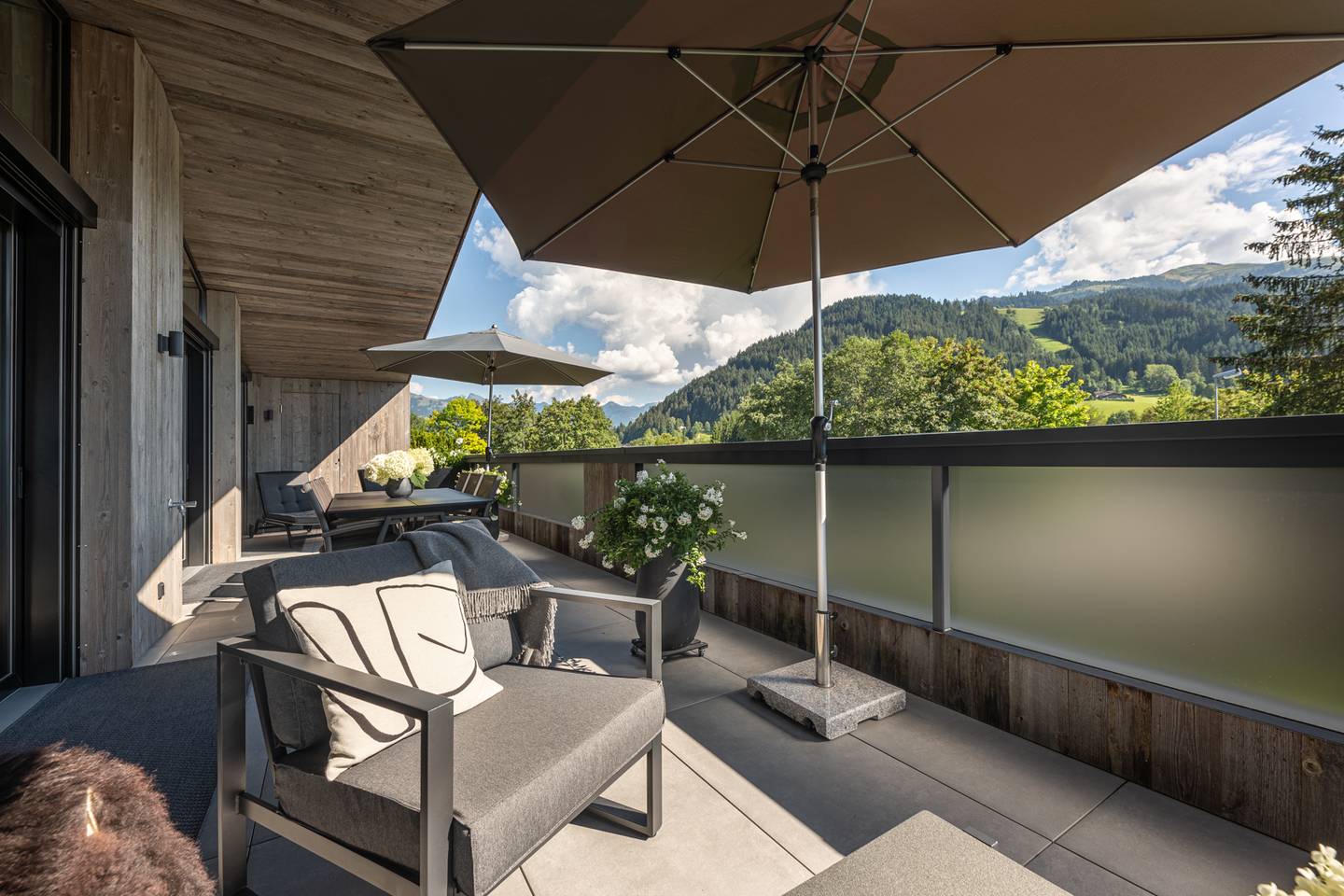 Dachgeschosswohnung mit Balkon und Terrasse