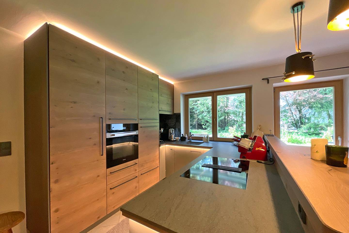 Ground floor apartment with garden terrace and fireplace