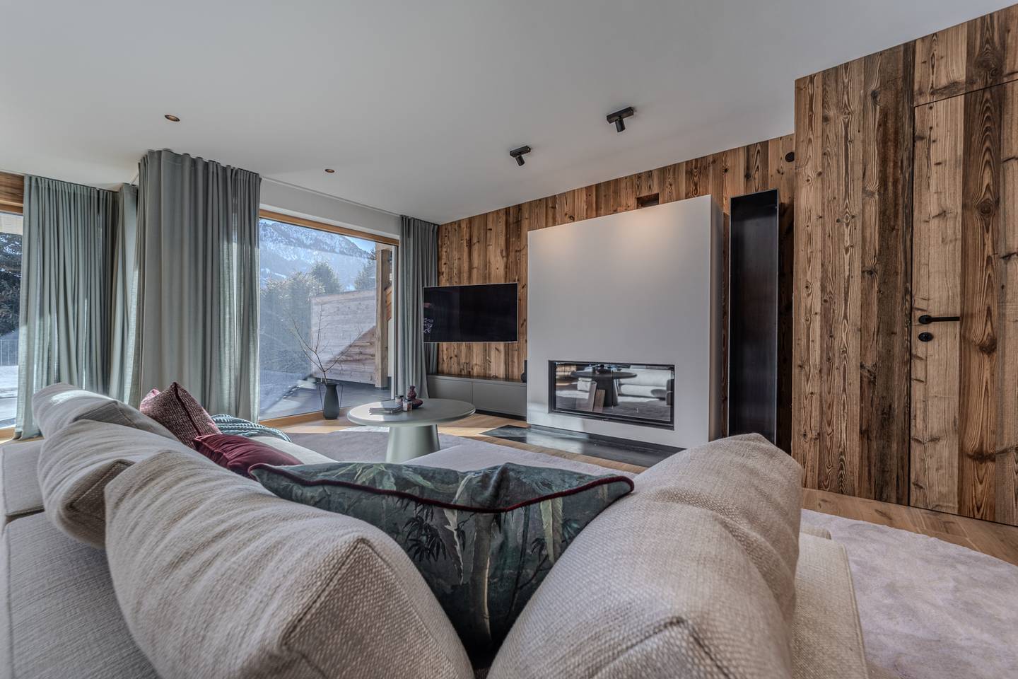 Apartment with garden and terrace and alpine view