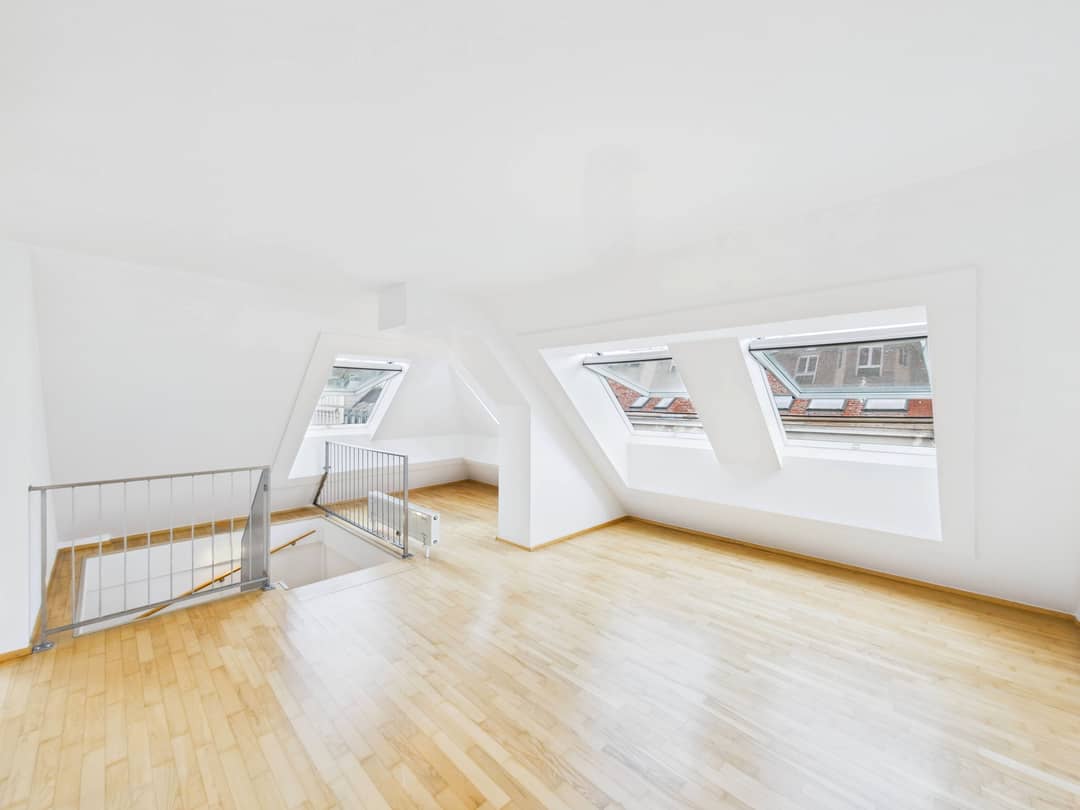 Top floor apartment with roof terrace and parking
