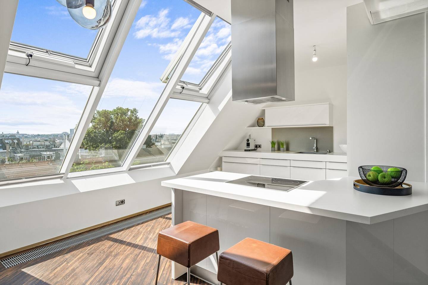 Wohnen über den Dächern Wiens | Großzügige DG-Maisonette mit 2 Terrassen & Panorama