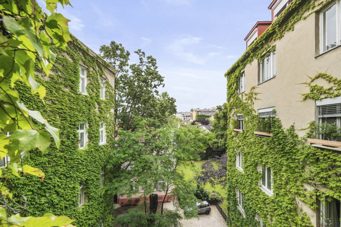 Bright Period Apartment with Balcony near Belvedere Palace