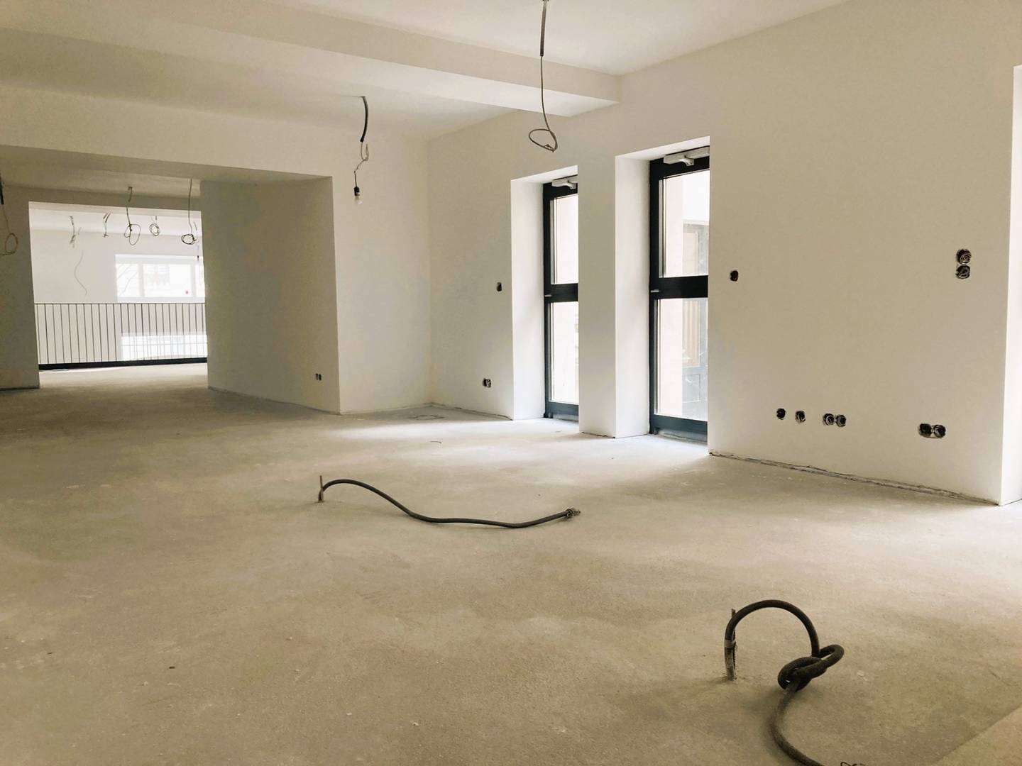 Geschäftslokal mit Galerie und einem hellen begehbaren Innenhof!