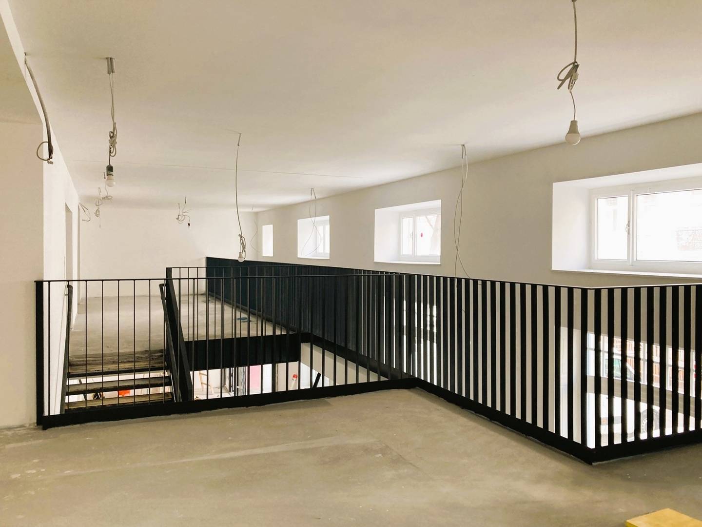 Geschäftslokal mit Galerie und einem hellen begehbaren Innenhof!