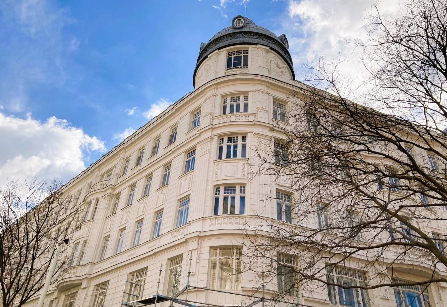 Geschäftslokal mit Galerie und einem hellen begehbaren Innenhof!